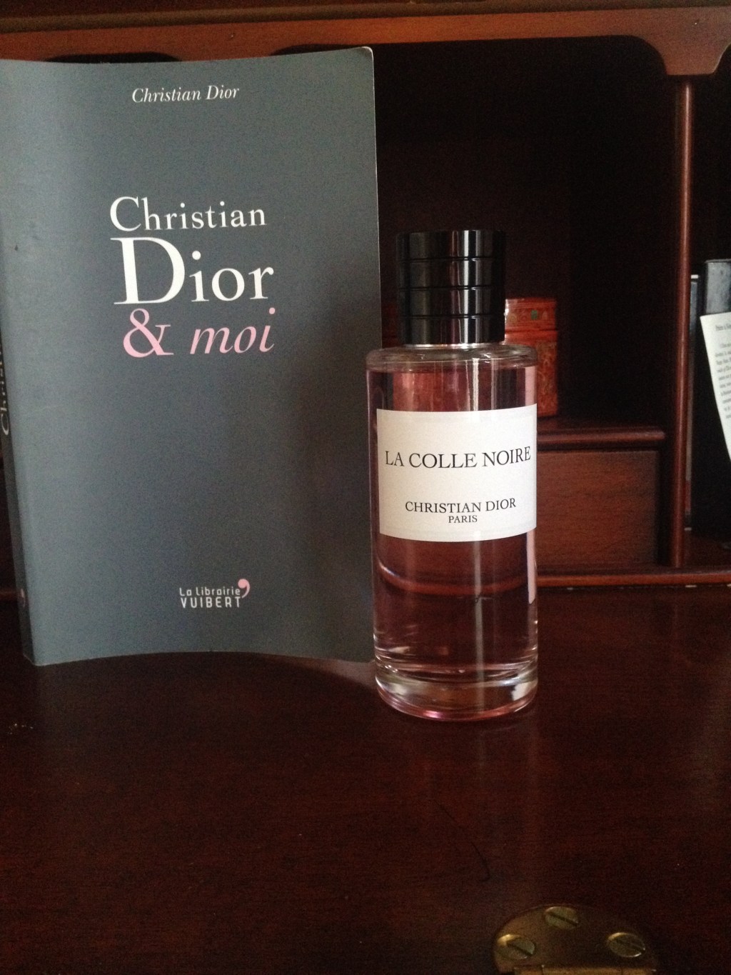 [Lecture] Christian Dior se confie et la « Colle Noire » devient parfum&nbsp;!